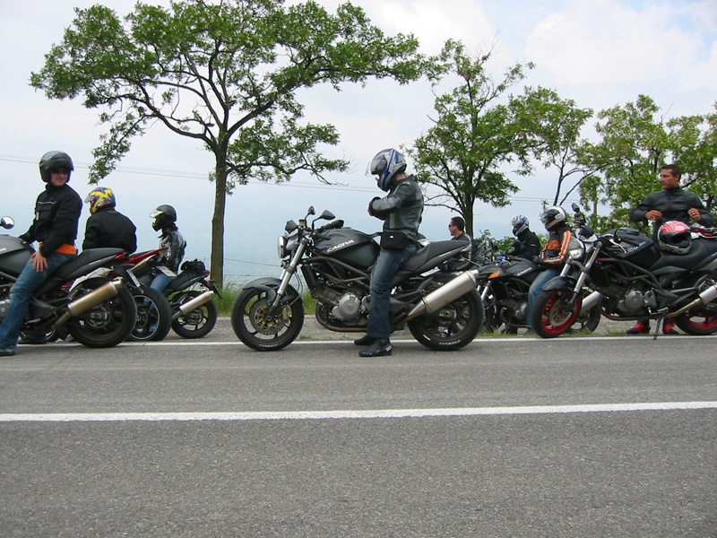 Un gruppo di Cagiva Raptor e i loro piloti fermi lungo una strada costiera